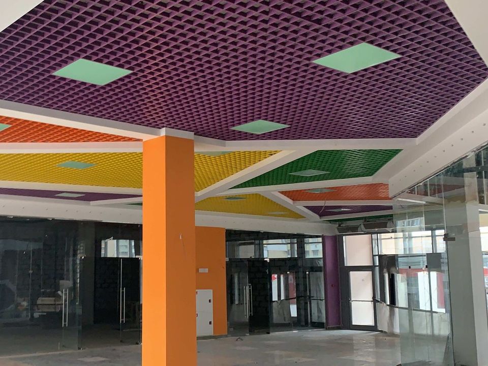 Цветной потолок грильято производства Д-Строй в торговом центре