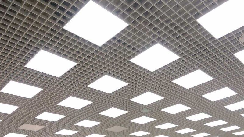 Светодиодные светильники в потолке грильято